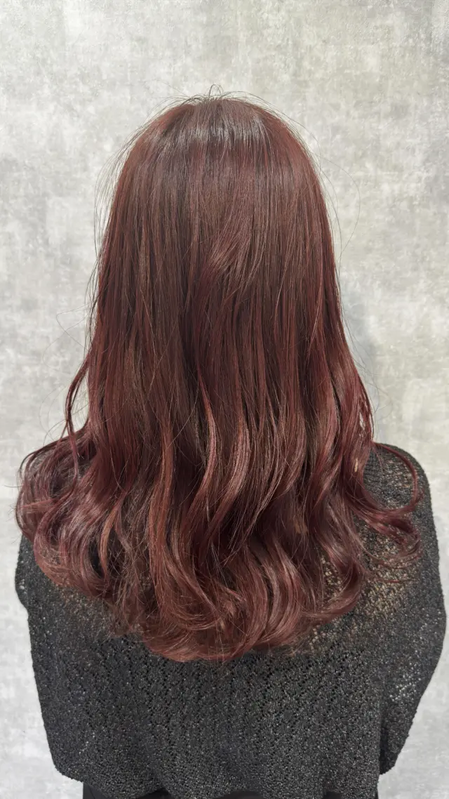 マゼンタカラー🟥

ブリーチ無しで可能です♪
肌も綺麗に見せることができますので、おすすめです🫡