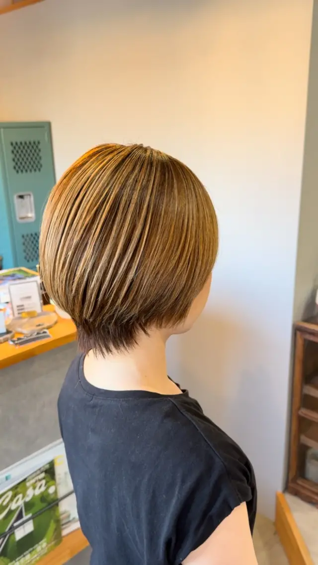 大人可愛い丸みショート🫡

やわらかい毛流れを生かすようなカラーは明るめベージュをセレクトしています。

気になる髪の赤みを消してくれるハイライトもオススメです👌

 ✁┈┈┈┈┈┈┈┈┈┈┈┈┈┈┈┈

enn hair salon
三重郡菰野町福村136-3

☏ 059-324-8719
定休日月曜日+不定休

✁┈┈┈┈┈┈┈┈┈┈┈┈┈┈┈┈