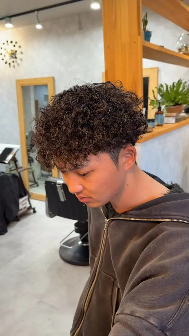 Cut & Perm .

ハードにブロッコリーにしたいとオーダーいただきました🥦
おしゃれなブロッコリーを目指して🔥

年末のスタイルチェンジ、デザインお任せください！