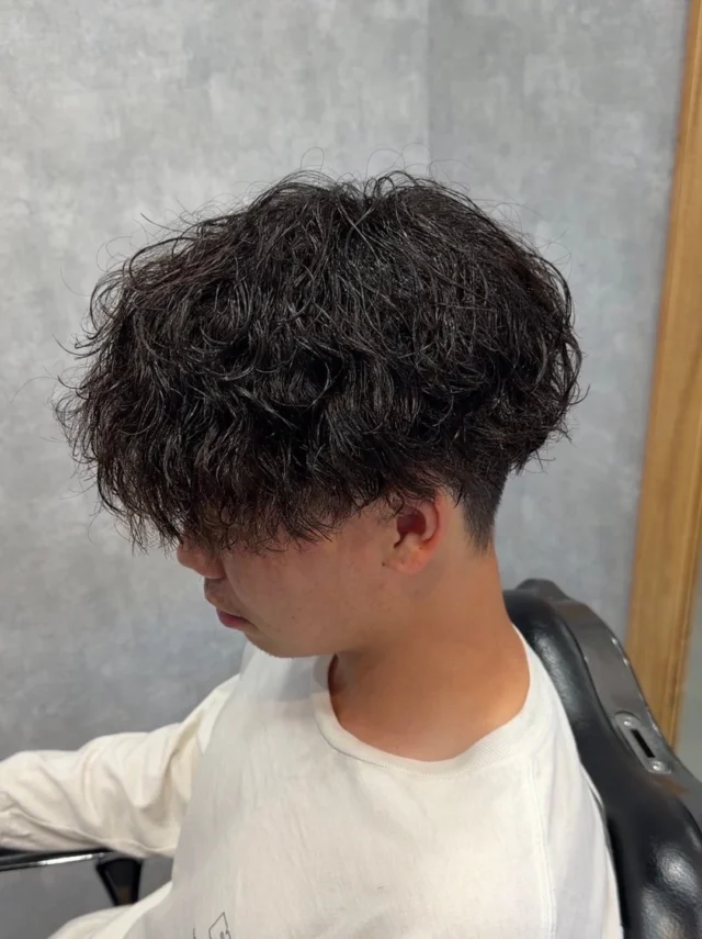 Cut & Perm .

縦落ちスパイラルパーマ
サイドとバックはスッキリ刈り上げてメリハリあるスタイルです👌

 ーーーーーーーーーーーーーーーーー

enn hair salon
三重郡菰野町福村136-3

定休日月曜日+不定休

ーーーーーーーーーーーーーーーーー