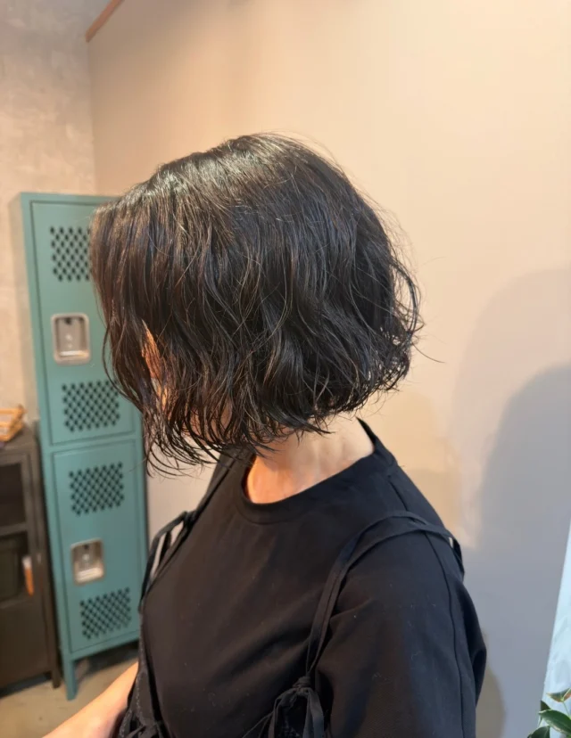 Bob Perm .

パーマで失敗したくない、パーマにいい思い出がない方、是非お任せください。
パーマがオススメの方！
・朝時間がない
・コテで巻くのが苦手
・カラーで楽しめない
・スタイリングが面倒
・毎日コテで巻いていてこれからのダメージが不安
・くくる事が多い
などなど、こんな方には特にパーマがオススメです^ ^
波巻きパーマやコテ巻き風パーマ以外のパーマデザインでもお気軽にお申し付け下さい。

 ーーーーーーーーーーーーーーーーー

enn hair salon
三重郡菰野町福村136-3

定休日月曜日+不定休

ーーーーーーーーーーーーーーーーー